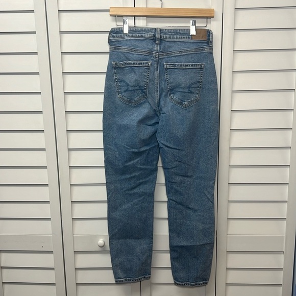 American Eagle High Rise Strigid Ripped Mom Jeans Size 4 Regular Medium Wash - Picture 10 of 14